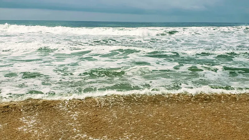Plage et vagues sur la côte de Grand-Bassam